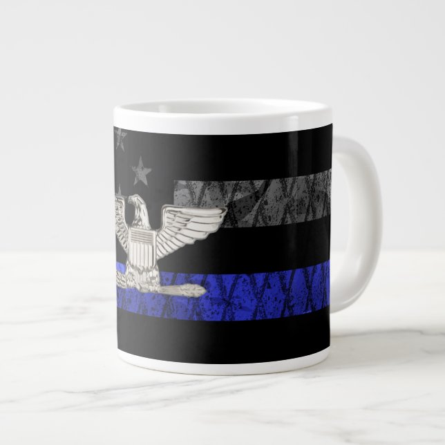 Oberst Thin Blue Line Distressed Flag Jumbo-Tasse (Vorderseite Rechts)