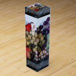 OBST/GETRÄNKE UND FARBEN DER SAISON WEINBOX<br><div class="desc">Trauben ,  Trauben und Birnen ... Eine klassische,  feine und elegante Stillleben-Sammlung,  die mit digitaler Bearbeitung von Miniaturen der Renaissance aus Florenz geschaffen wurde</div>