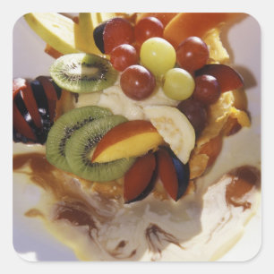 Obstsalat mit Eiscreme. Quadratischer Aufkleber