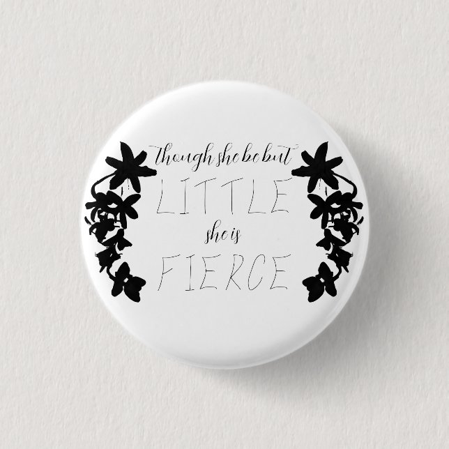 "Obwohl sie nur klein ist, ist sie filigraner" Mit Button (Vorderseite)