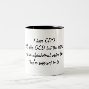 OCD in alphabetischer Reihenfolge Zweifarbige Tasse