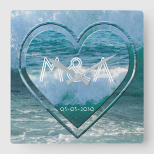 Ocean, Beach Life Wedding Couple Initialen und Dat Quadratische Wanduhr
