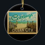 Ocean City Beach Vintage Reisen Keramik Ornament<br><div class="desc">Dieses Greetings From Ocean City Vintage Postcard Design verfügt über einen Sandstrand mit einem schönen türkisfarbenen Ozean Wasser und über dem Meer,  einen blauen Himmel mit billigen weißen Wolken. Im Vintage Reisen Stil.</div>