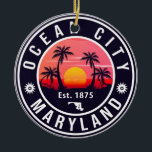 Ocean City Maryland Retro Sunset Souvenirs 60er Keramik Ornament<br><div class="desc">Ocean City,  Maryland Design ist ein großartiges Weihnachts- oder Geburtstagsgeschenk für Fans von Ocean City Stränden und der pazifischen Küste. Das niedliche Sommervibes-Design ist ein perfektes Geschenk für Reisende und Liebhaber von tropischen Reisezielen.</div>