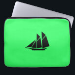 Ocean Glow_Black-on-Green Clipper Ship Laptopschutzhülle<br><div class="desc">Wenn Sie kreativ sind, können Sie die Größe, Position, Farbe und sogar die Anzahl der Clipper-Schiffe ändern, zusammen mit der Hintergrundfarbe. Klicken Sie einfach auf "Anpassen" und gehen Sie los!</div>
