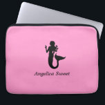 Ocean Glow_Black-on-Pink Mermaid_personalisiert Laptopschutzhülle<br><div class="desc">Um es zu personalisieren, fügen Sie einfach Ihren Namen in das verfügbare Vorlagenfeld ein, und Sie sind fertig. Wenn Sie kreativ sind, können Sie auch Größe, Platzierung, Farbe und sogar die Anzahl der Meerjungfrauen ändern. Klicken Sie einfach auf "Anpassen" und lass den Spaß beginnen!</div>