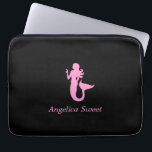 Ocean Glow_Pink-on-Black Mermaid_personalisiert Laptopschutzhülle<br><div class="desc">Um es zu personalisieren,  fügen Sie Ihren Namen in das verfügbare Vorlagenfeld ein,  und Sie sind fertig. Wenn Sie kreativ sind,  können Sie auch Größe,  Platzierung,  Farbe und sogar die Anzahl der Meerjungfrauen ändern. Klicken Sie einfach auf "Anpassen" und lass den Spaß beginnen!</div>