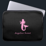 Ocean Glow_Pink-on-Black Mermaid_personalisiert Laptopschutzhülle<br><div class="desc">Um es zu personalisieren,  fügen Sie Ihren Namen in das verfügbare Vorlagenfeld ein,  und Sie sind fertig. Wenn Sie kreativ sind,  können Sie auch Größe,  Platzierung,  Farbe und sogar die Anzahl der Meerjungfrauen ändern. Klicken Sie einfach auf "Anpassen" und lass den Spaß beginnen!</div>