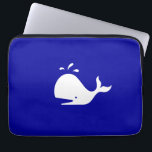 Ocean Glow_White-on-Blue Whale Laptopschutzhülle<br><div class="desc">Es ist kein Zufall! Wenn Sie kreativ sind,  können Sie die Größe und Position von Walen oder die Hintergrundfarbe ändern. Klicken Sie einfach auf "Anpassen" und lass den Spaß beginnen!</div>