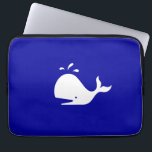 Ocean Glow_White-on-Blue Whale Laptopschutzhülle<br><div class="desc">Es ist kein Zufall! Wenn Sie kreativ sind, können Sie die Größe und Position von Walen oder die Hintergrundfarbe ändern. Klicken Sie einfach auf "Anpassen" und lass den Spaß beginnen!</div>