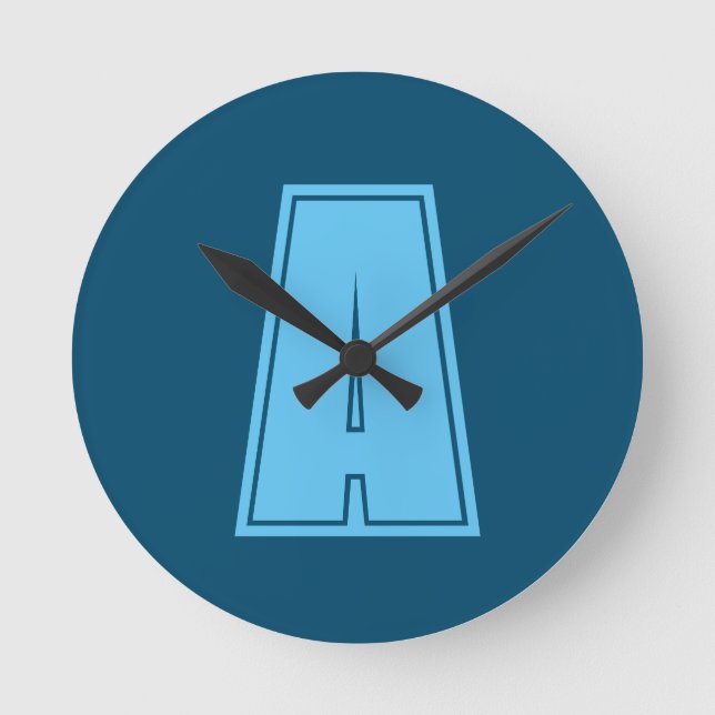 Ocean & Sky Blue Initial Monogram Calligraphy Chic Runde Wanduhr (Vorderseite)