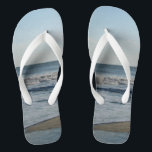 Ocean Waves Blue Sky Beach Sand Flip Flops<br><div class="desc">Hübscher blauer Himmel mit leicht flauschigen weißen Wolken, blaues Meer, abstürzenden Ozeanwellen und Sandunisex Flip Flops. Dargestellt mit breiten weißen Streifen und weißem Fußbett. Weitere Farben finden Sie in den Optionen für Flip Flops in Slim Straps. Ideal für Ihren Sommerspass, Ausflüge zum Strand, Ferien, Flitterwochen oder Hochzeit in Urlaubsort am...</div>