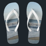 Ocean Waves Blue Sky Beach Sand Flip Flops<br><div class="desc">Hübscher blauer Himmel mit leicht flauschigen weißen Wolken, blaues Meer, abstürzenden Ozeanwellen und Sandunisex Flip Flops. Dargestellt mit breiten weißen Streifen und weißem Fußbett. Weitere Farben finden Sie in den Optionen für Flip Flops in Slim Straps. Ideal für Ihren Sommerspass, Ausflüge zum Strand, Ferien, Flitterwochen oder Hochzeit in Urlaubsort am...</div>