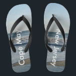 Ocean Waves Cape May New Jersey Flip Flops<br><div class="desc">Hübscher blauer Himmel mit leicht flauschigen weißen Wolken, blaues Meer, abstürzenden Ozeanwellen und Strand Sand am Cape May, New Jersey Spaß Unisex Flip Flops. Dargestellt mit breiten schwarzen Straps und schwarzen Fußbett. Weitere Farben finden Sie in den Optionen für Flip Flops in Slim Straps. Ideal für Ihren Sommerspass, Ausflüge zum...</div>