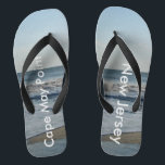 Ocean Waves CapMay Point New Jersey Flip Flops<br><div class="desc">Hübscher blauer Himmel mit leicht flauschigen weißen Wolken, blaues Meer, abstürzenden Ozeanwellen und Sandunisex Flip Flops. Dargestellt mit breiten schwarzen Straps und schwarzen Fußbett. Weitere Farben finden Sie in den Optionen für Flip Flops in Slim Straps. Ideal für Ihren Sommerspass, Ausflüge zum Strand, Ferien, Flitterwochen oder Hochzeit in Urlaubsort am...</div>