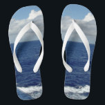 Ocean Waves Fluffy White Clouds Blue Sky Flip Flops<br><div class="desc">Mein originelles Fotodesign. Hübscher blauer Himmel mit flauschigen weißen Wolken, blaues Meer und weiße Foam Ocean Waves Unisex Flip Flops. Klicken Sie auf IT CUSTOMIZE, um mit Ihrem Namen oder Text zu personalisieren. Dargestellt mit breiten weißen Streifen und weißem Fußbett. Wählen Sie Ihre Stil Flip Flops aus den Optionen (Slim...</div>