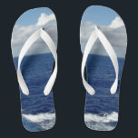 Ocean Waves Fluffy White Clouds Blue Sky Flip Flops<br><div class="desc">Mein originelles Fotodesign. Hübscher blauer Himmel mit flauschigen weißen Wolken, blaues Meer und weiße Foam Ocean Waves Unisex Flip Flops. Klicken Sie auf IT CUSTOMIZE, um mit Ihrem Namen oder Text zu personalisieren. Dargestellt mit breiten weißen Streifen und weißem Fußbett. Wählen Sie Ihre Stil Flip Flops aus den Optionen (Slim...</div>