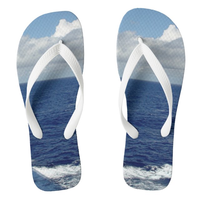 Ocean Waves Fluffy White Clouds Blue Sky Flip Flops (Fußbett)