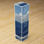 Ocean Waves Mit Monogramm Wedding Wine Box Favorit<br><div class="desc">Blaue Ozeanwellen und flauschige weiße Wolken an einem hübschen blauen Himmel werden auf Ihrem Hochzeitsempfang Wein oder Champagner Box Favors (oder für ein anderes Ereignis) schön aussehen. Personalisieren Sie mit dem Anfangs- und Hochzeitsdatum von Bride & Groom (anstelle meines Beispieltextes). Original Fotografie © 2006 TamiraZDesign.</div>