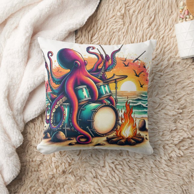 Octopus Drumming bei Sonnenuntergang am Meer Kissen (Decke)