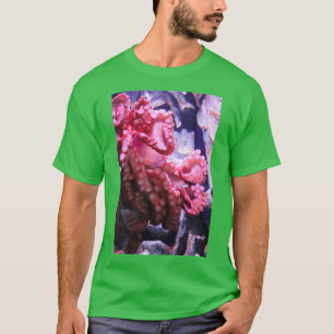 Octopus Holding a Jar im Tennessee Aquarium T-Shirt