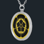 Oda Mon Japanischer Samurai-Clan gelb auf schwarz Versilberte Kette<br><div class="desc">Geschenke deinem Freund diese klassische Halskette mit diesem Oda Mon in gelb auf schwarz. Oda mon vom japanischen Shogunate. Die Zitrone ist ein Emblem, um eine Familie, einen Klan oder sogar eine Organisation zu benennen. Der Kamon wird speziell zur Identifizierung einer Familie verwendet. Der Mond ähnelt dem Wappen der europäischen...</div>