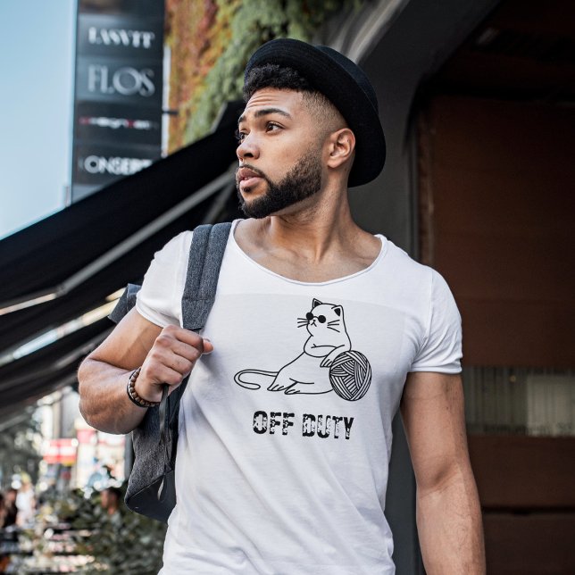 Off Duty Lazy Cat - Niedliche und lustig gelangwei T-Shirt (Von Creator hochgeladen)
