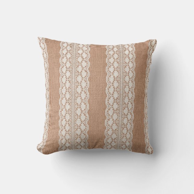 Off-White Lace auf Brown Burlap Texture Kissen (Vorderseite)