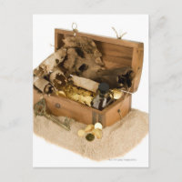 Offene Nachbildung der Schatztruhe auf Sand