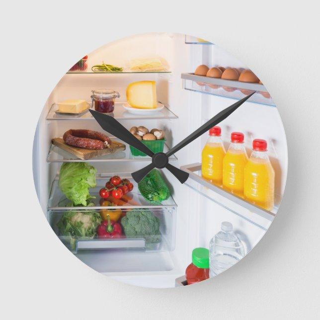 Offener Kühlschrank mit Essen Runde Wanduhr (Vorderseite)