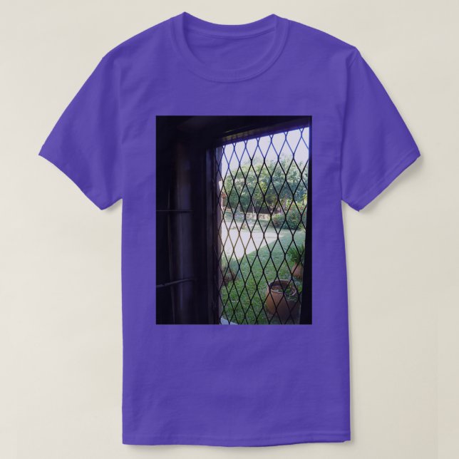 Offenes Fenster mit Gitter, Blick in afrikanische  T-Shirt (Design vorne)