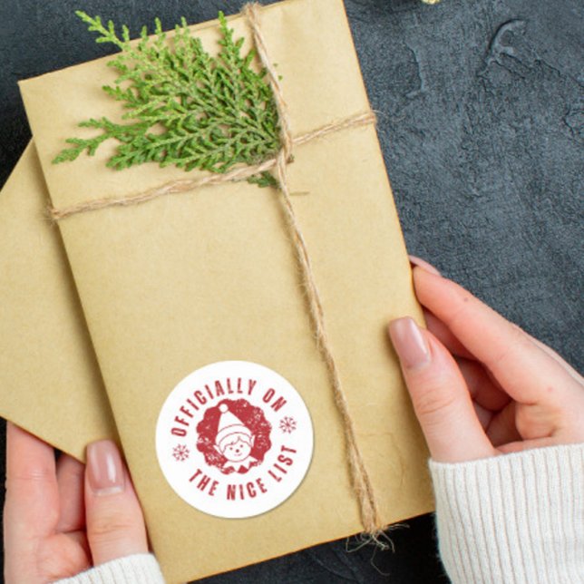 Officially on the Nice List elf Christmas gift  Runder Aufkleber (Von Creator hochgeladen)