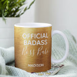Offizieller Badass Boss Babe Metallic Gold Name Kaffeetasse<br><div class="desc">Dieses moderne Design besticht durch einen luxuriösen goldfarbenen Hintergrund aus gebürstetem Metall mit dem Text "Offiziell Badass Boss Babe" in moderner Typografie, personalisiert mit Ihrem Namen. Personalisieren, indem Sie den Text in der Textbox editieren. #Tasse #coffee #coffeemugs #coffeelove #coffeelover #Trinkbehälter #kitchen #Zuhause #gifts #bossbabe #girlboss #custom #fashion #trendy #feminine #girly...</div>