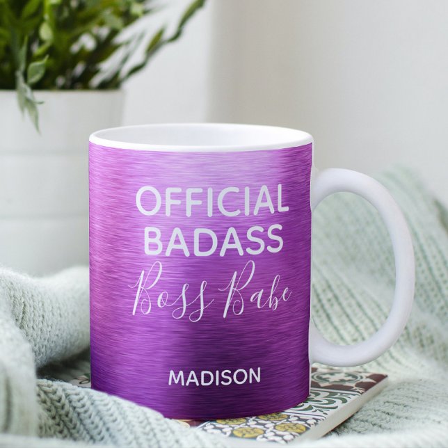 Offizieller Badass Boss Babe Metallic-Lila Name Kaffeetasse (Von Creator hochgeladen)