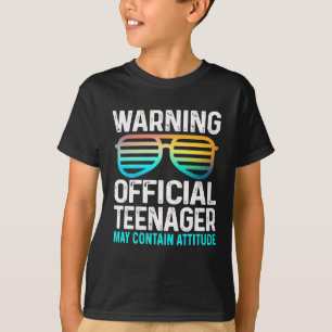 Offizieller Teenager kann eine Attitude-Brille ent T-Shirt