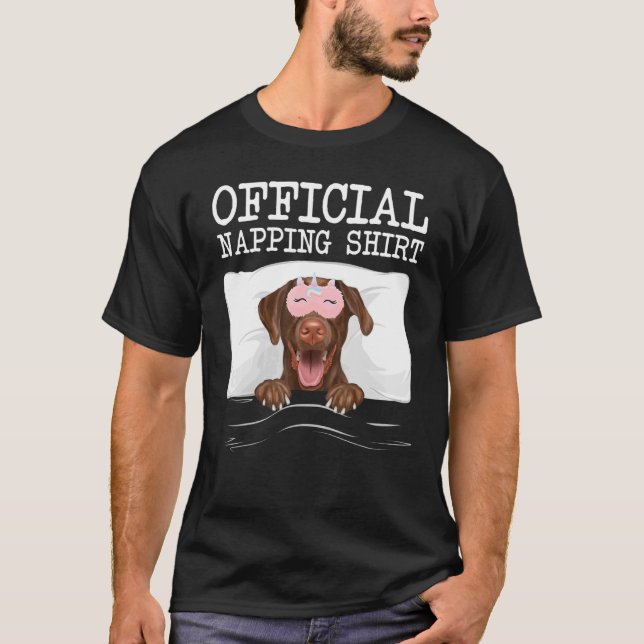 Offizielles Napping Schlafbraun Labrador Retriever T-Shirt (Vorderseite)