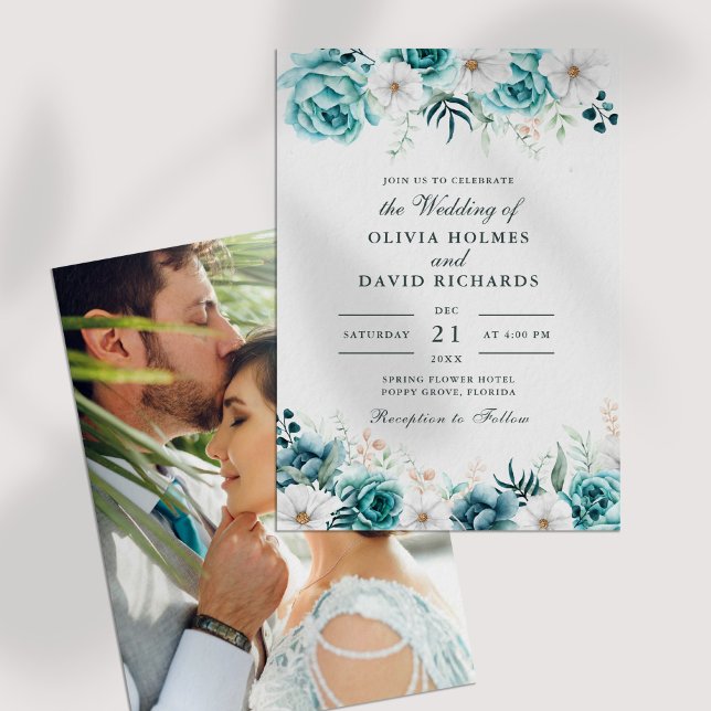 Offweiße Aquamarine Wildblumen Paare Foto Hochzeit Einladung (Off-White Teal Wildflowers Couple Photo Wedding Invitation on a white table.)