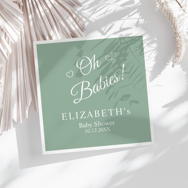 Oh Babies Salbeigrüne Zwillings-Baby-Party-Serviet Serviette (Oh Babies Sage Green Twin Baby Shower Napkins on a sunny table with neutral dry botanicals.)