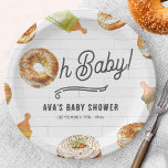 Oh Baby Flaschen & Bagels Baby Dusche Brunch Pappteller<br><div class="desc">Flaschen & Bagels Babydusche Brunch Thema mit Illustration eines Bagel in das Design "oh Baby" mit Babyflasche und bagel Illustrationen rund um. Hintergrund-Design ist U-Bahn-Fliesen.</div>