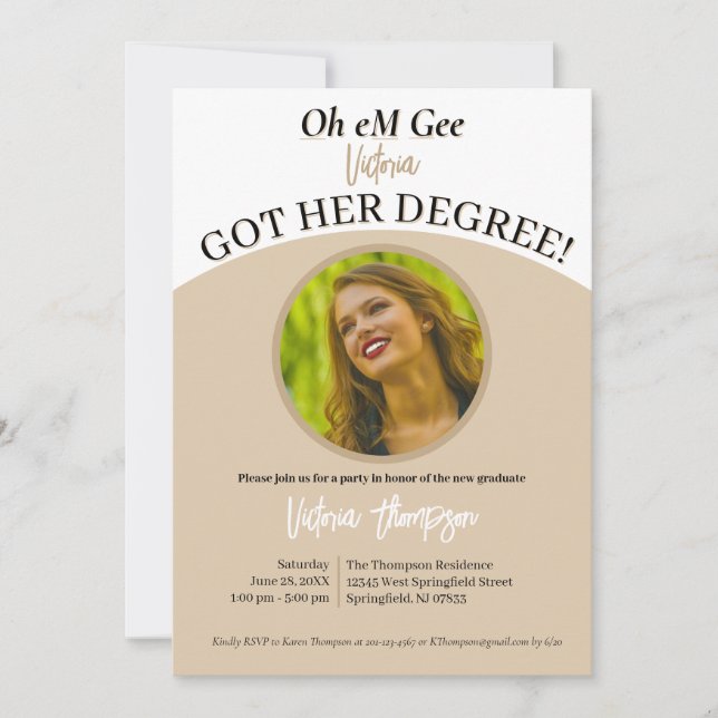 Oh eM Gee, sie got ihren Abschluss lustigen Abschl Einladung (Vorderseite)