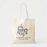 Oh Happy Day Script Wedding Welcome Tote Bag Tragetasche<br><div class="desc">Geben Sie diese Hochzeitstasche als Willkommensgeschenk,  Gunst für Gäste oder als Geschenk für Ihre Hochzeitsjungfrauen. Dieses typografische Design enthält die Phrase "oh Happy Day" im handgeschriebenen Schriftart mit schwarzer Schrift und hat eine persönliche Touch mit Ihren Namen und Hochzeitstag.</div>