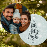 Oh Heilige Nacht Gewöhliches religiöses Foto Weihn Keramik Ornament<br><div class="desc">Dieses personalisierte Weihnachtsschmuck der Oh-Heiligen Nacht besticht durch einen ruhigen, zarten, blauen Hintergrund mit zarten Schneeflocken, der an eine friedliche Winternacht erinnert. Das elegante Drehbuch, das mit einem Weihnachtsstar geschmückt ist, feiert die heilige Jahreszeit und kann mit dem laufenden Jahr angepasst werden. Auf der anderen Seite befindet sich ein personalisiertes...</div>