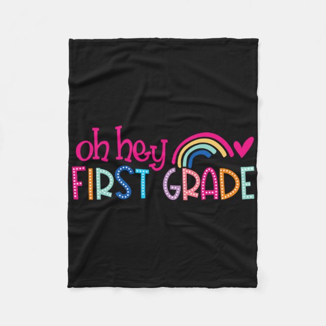 Oh Hey Erste Klasse Regenbogen Glücklicher Erster  Fleecedecke (Vorderseite)