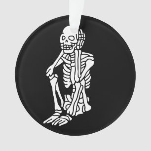 Oh, mein Skelett ruht seinen Kopf auf einem Ornament