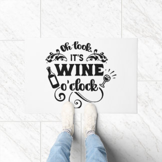 Oh, schau, es ist Wine O'clock" Fun T - Shirt Fußmatte