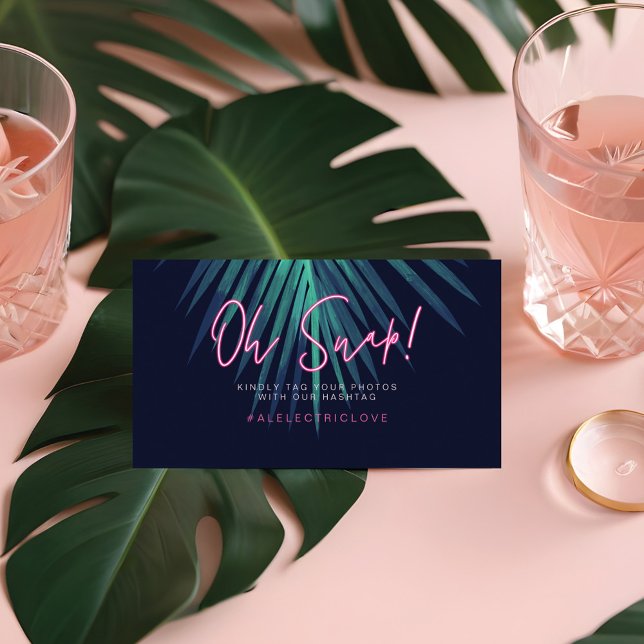"Oh Snap" Neon Pink Script Tropical Retro Hochzeit Platzkarte ("Oh Snap" Neon Pink Script Tropical Retro Wedding Place Card)