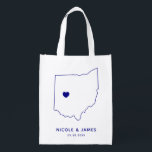 Ohio Wedding Welcome Bag Navy Tasche mit Karte Wiederverwendbare Einkaufstasche<br><div class="desc">Begrüßungsgeschenktasche mit Kartengrafik. Ihre Gäste werden in ihrem Hotel einchecken und diese Tasche mit den Leckereien,  die sie erwarten,  finden. Sie können das Herz mit der Funktion "Weiter anpassen" an den Ort Ihres großen Tages positionieren.</div>