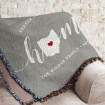 Ohio Zuhause Staat Personalisiert Decke<br><div class="desc">Zeigen Sie Zuhause-Staatsstolz mit dieser niedlichen rustikalen grauen Werftdecke mit "Zuhause" in weißer Kalligrafie-Schrift mit einer Silhouette des Staat von Ohio, stehend für den Buchstaben "O". Eine rote Herzanzeige in der Staat-Karte vervollständigt das Design; Sie können die Herzposition in Ihrer Zuhause-Stadt ändern, indem Sie das Design-Tool öffnen und die Herzform...</div>