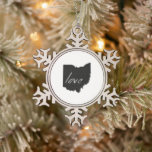 Ohioan Liebe Ohio Shaped Black Buckeye Chalkboard Schneeflocken Zinn-Ornament<br><div class="desc">Mit der Silhouette Kontur Kartenform des Staat von Ohio gefüllt mit einem soliden schwarzen Hintergrund und das Wort Liebe in Kleinbuchstaben innen geschrieben, ist dieser Staat Liebe themed Weihnachtsschmuck perfekt für alle, die Ohio Liebe und will, es auf ihrem Baum in dieser Ferienzeit zu teilen. Sind Sie ein Ohioan, der...</div>