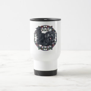 Ohr-Skye-Terrier auf Reisen umarmen Reisebecher